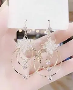 フラワー ピアス ゴールド レディース 揺れる 華やか ビジュー　結婚式