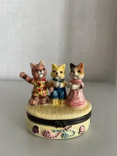 猫のフィギュアの小物入れ