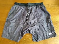 【新品！】ナイキ ネイビーグレー　軽量ショートパンツ