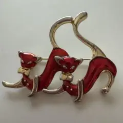 2匹の猫モチーフ ブローチ ゴールドカラー レッドエナメル