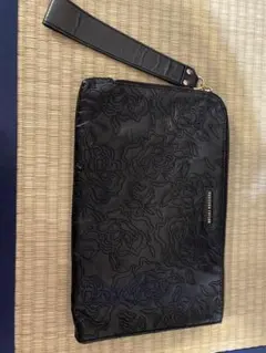 黒い花柄エンボスクラッチバッグ