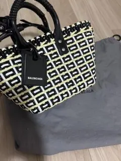 BALENCIAGA ブラック かごバッグ　最終 2023年最新かごバッグ】日本限定の新色に注目「バレンシアガ」の