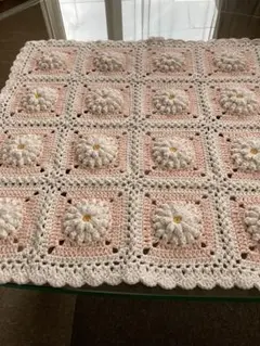 ハンドメイド　お花モチーフ編み　グラニースクエア　マルチカバー　ベビーピンク