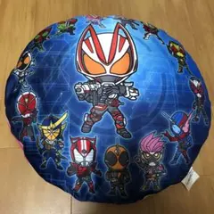 【おまけ付き】Wヒーロー夏祭り　仮面ライダー　ギーツ　クッション　枕