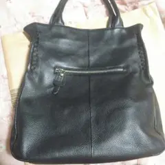 本皮のブラックレザーショルダーバッグ