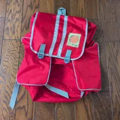 リフレクター付き赤いバックパック