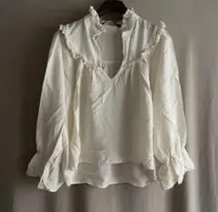 B03850 ザラ　パール付き　ふんわりフリル　アイボリー　ブラウス　シャツ