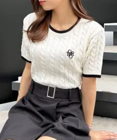 配色胸刺しゅうケーブル半袖ニット