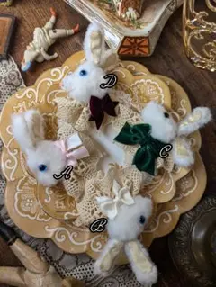 アンティークリボン仕様　ウサギのアンティークブローチ　緑なCの子