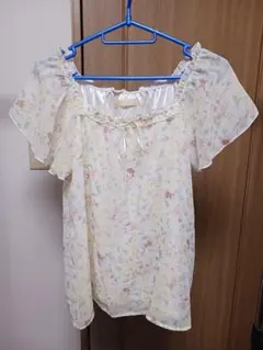 淡い黄色の花柄オフショルダー半袖ブラウス