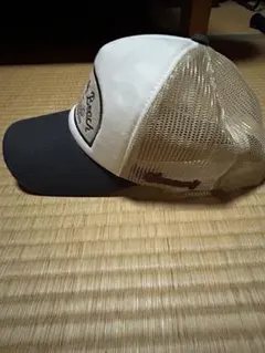 刺繍入りトラッカーキャップ ホワイト/ブラック