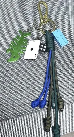 ハンドメイド　バックチャーム　じゃらじゃらキーホルダー　パラコード　オープナー