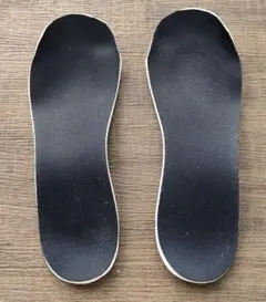 黒のスニーカーインソール