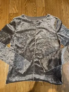 グレー光沢トップス