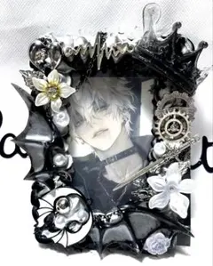 トレカデコグレー黒ホイップデコ硬質ケースデコ　羽根王冠花剣チャームy2k推し活