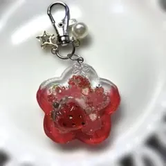 シャカシャカキーホルダーいちご花デザイン レジンチャーム