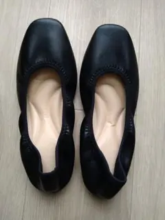 黒のフラットシューズ