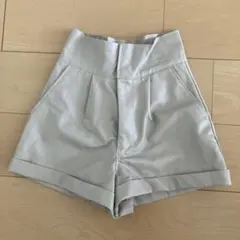 グレイル　ライトグレー 合成皮革風ショートパンツ