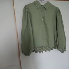 可愛いオリーブグリーン レース付きシャツ