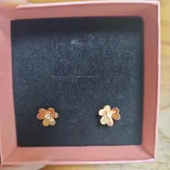 花型ストーン付きピアス