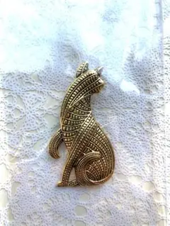 猫 ブローチ ゴールド モダン アンティーク 上品 お洒落　個性的　カジュアル
