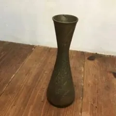 美品　真鍮製　ヴィンテージ　花瓶　彫られた絵柄が素敵な　フラワーベース　丁寧な彫