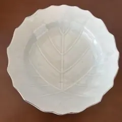 アンティーク皿　金銀彩の縁取り　葉脈柄　 光の具合によって変化するお皿