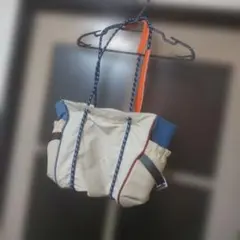 アイボリーと青のショルダーバッグポケット破れあり