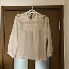 florever ベージュ フリル付き刺繍ブラウス