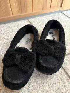 【海外限定版】UGG 黒 リボン　フラットシューズ