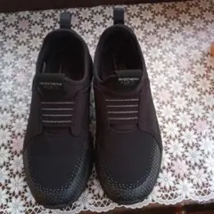 SKECHERS ブラック スリッポンスニーカー