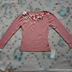 花飾り付きピンク長袖ニット