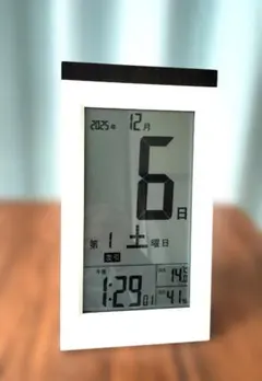 【人気商品】アデッソ デジタルメガ曜日日めくり電波時計 HM-704