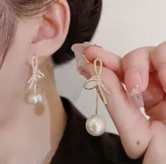 リボン パールピアス ゴールド キラキラ 揺れるピアス