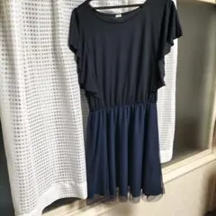 フリル袖の黒とネイビーのワンピース