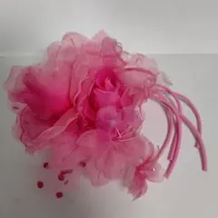 ローズピンクのバラのコサージュ