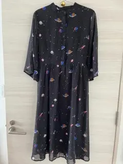 黒い宇宙プリントのひざ丈ワンピース