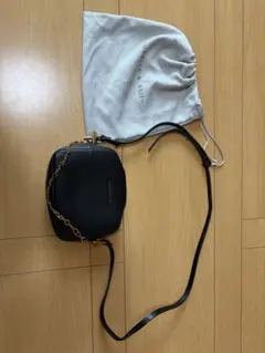 CHARLES & KEITH ブラックショルダーバッグ