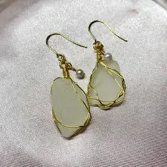 シーグラス ワイヤーラップピアス パール付き ゴールド 白