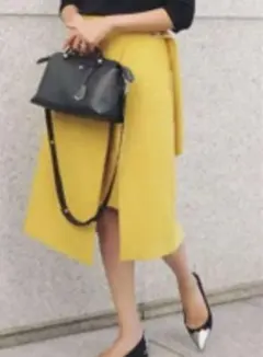 スタニングルアー　黄色 タイトスカート ひざ丈