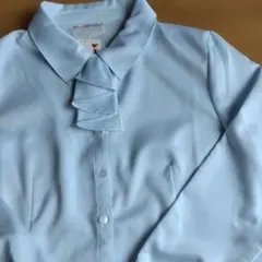 【新品タグ付き】ライトブルー　 フリル付き長袖シャツ　 卒園　卒園　オフィス