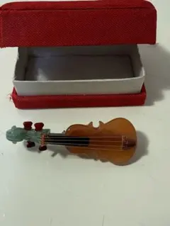 バイオリン型ブローチ オレンジと緑