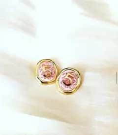 ピンクのNo.5ボタンピアス♪