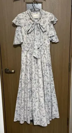 【リリアンカラット】ボウタイロングワンピース　花柄　グレー　半袖　肩見せ