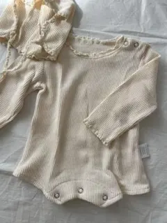 クリーム色ロンパース