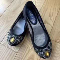 ビーズ装飾の黒フラットシューズ