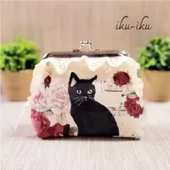 ハンドメイド【受注生産】黒猫と薔薇のがま口ポーチ　コスメポーチ　サニタリーポーチ