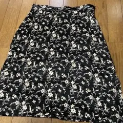 アニエスベー　スリットスカート　38A レーヨン　黒花柄のサムネイル