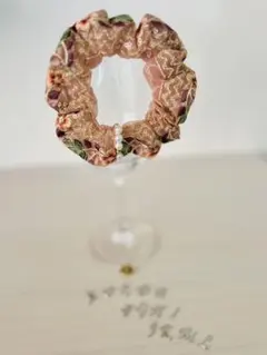 選べるパーツ付きピンクのインド刺繍リボンを使ったシュシュ