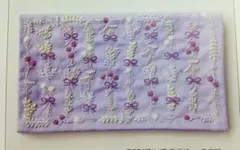 植物をぎゅっと詰め込んだ刺しゅうポーチ①レースフラワーのリボンブーケ　フェリシモ